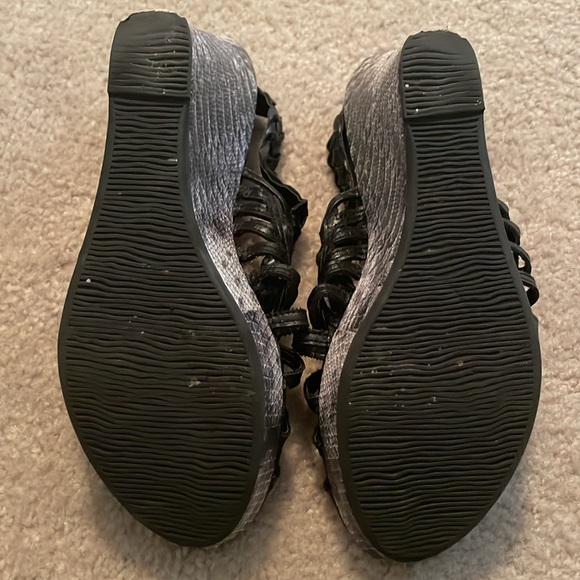 Black snakeskin heels from the Buckle. - Picture 4 of 7